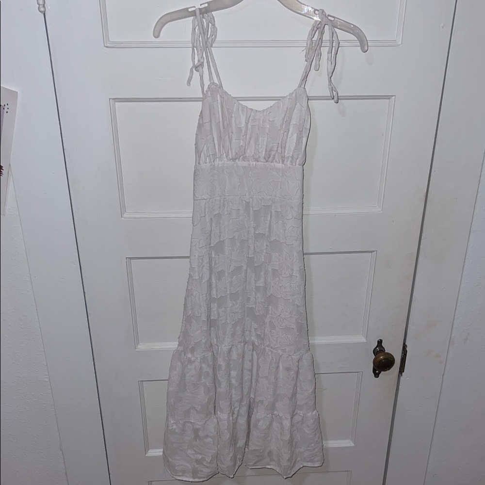 Elegant White Sleeveless Dress